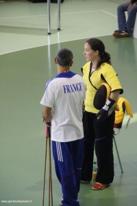 Sélénia et l'un des capitaines de l'équipe de France, Thierry Vidal, qui la seconde lors d'un match du Championnat du Monde 2014 de Canne de Combat