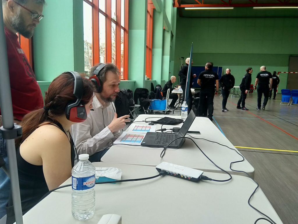 internationaux de canne de combat 2022 Martial commente avec Amélie sous le regard de Jocelyn